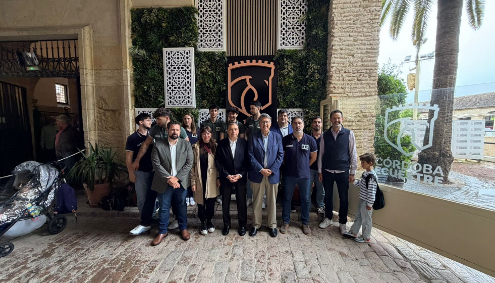 El ministro de Agricultura, Pesca y Alimentación, Luis Planas, junto a los candidatos socialistas por Córdoba al Parlamento andaluz Victoria Fernández y Mariano Poyato en un paseo por Caballerizas 