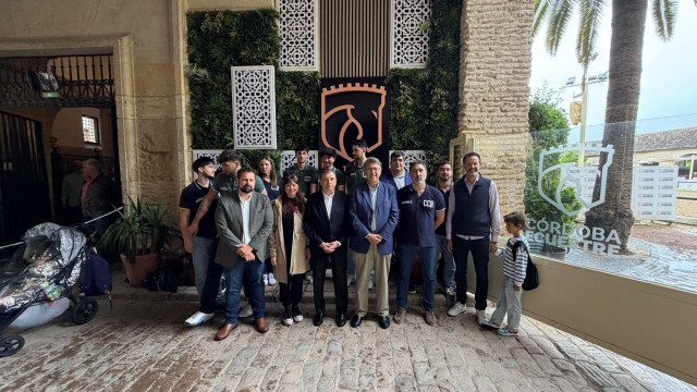El ministro de Agricultura, Pesca y Alimentación, Luis Planas, junto a los candidatos socialistas por Córdoba al Parlamento andaluz Victoria Fernández y Mariano Poyato en un paseo por Caballerizas Reales.