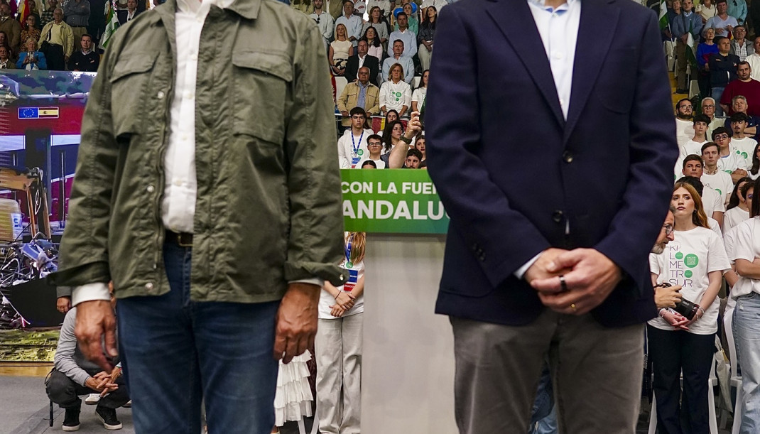 El presidente del PP de Andalucía y candidato a la reelección de la Presidencia de la Junta, Juanma Moreno, (d) y el presidente del Partido Popular, Alberto Núñez Feijóo, (i) durante un acto de c