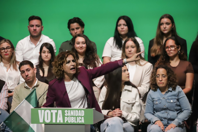La candidata a la Presidencia de la Junta de Andalucía y secretaria general del PSOE-A, María Jesús Montero, durante un mitin electoral, a 10 de mayo de 2026 en La Línea de la Concepción, Cádiz (Andalucía, España). El secretario general del PSOE y preside