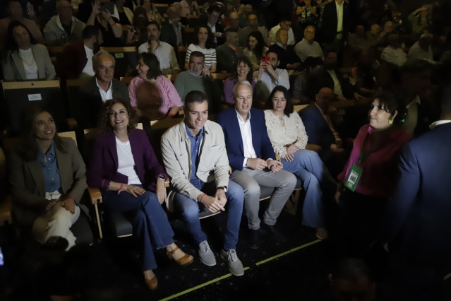 La secretaria general del PSOE-A y candidata a la Junta, María Jesús Montero, y el presidente del Gobierno y secretario general del PSOE, Pedro Sánchez, en un mitin en La Línea de la Concepción (Cádiz).