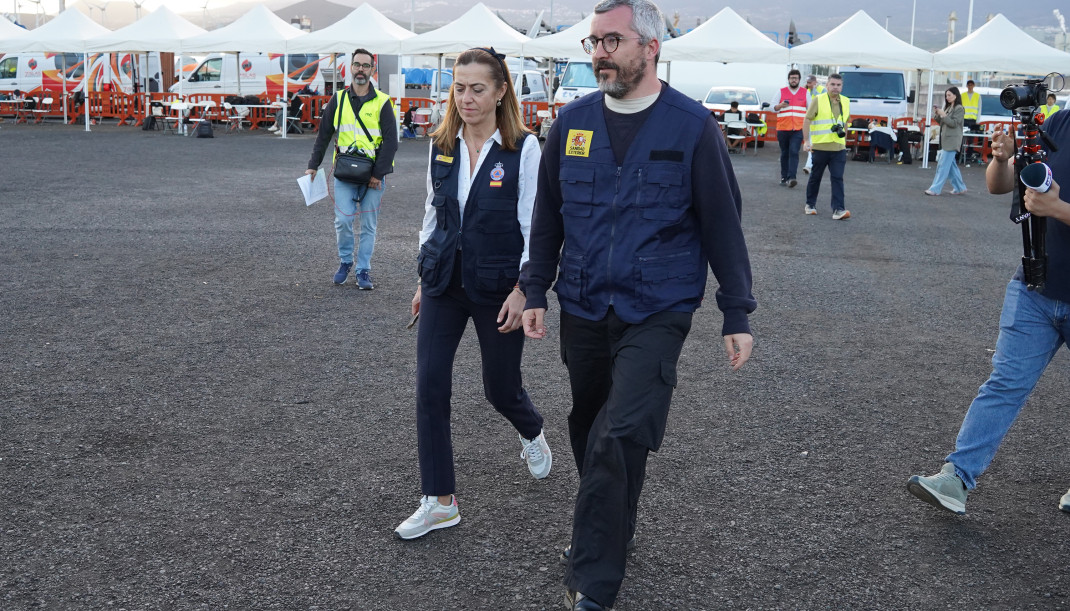 El secretario de Estado de Sanidad, Javier Padilla, y la secretaria general de Protección Civil y Emergencias, Virginia Barcones, a su llegada para atender a los medios de comunicación, en el puerto