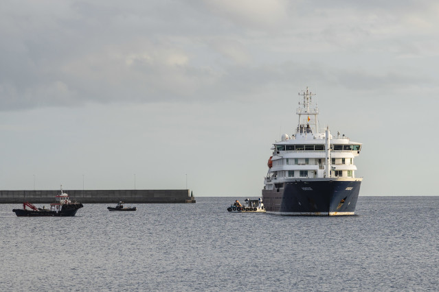 Evacuación en lancha de pasajeros a bordo del crucero MV Hondius fondeado cerca del puerto de Granadilla, a 10 de mayo de 2026, en Granadilla de Abona, Tenerife