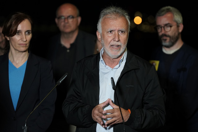 El ministro de Política Territorial y Memoria Democrática, Ángel Víctor Torres, atiende a los medios de comunicación, en el puerto de Granadilla, a 9 de mayo de 2026, en Granadilla de Abona, Tenerife, Islas Canarias (España). El operativo de evacuación de