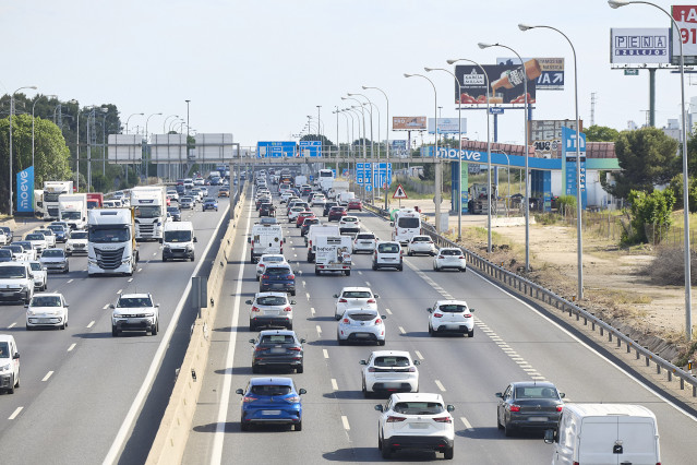 Decenas de vehículos en la carretera