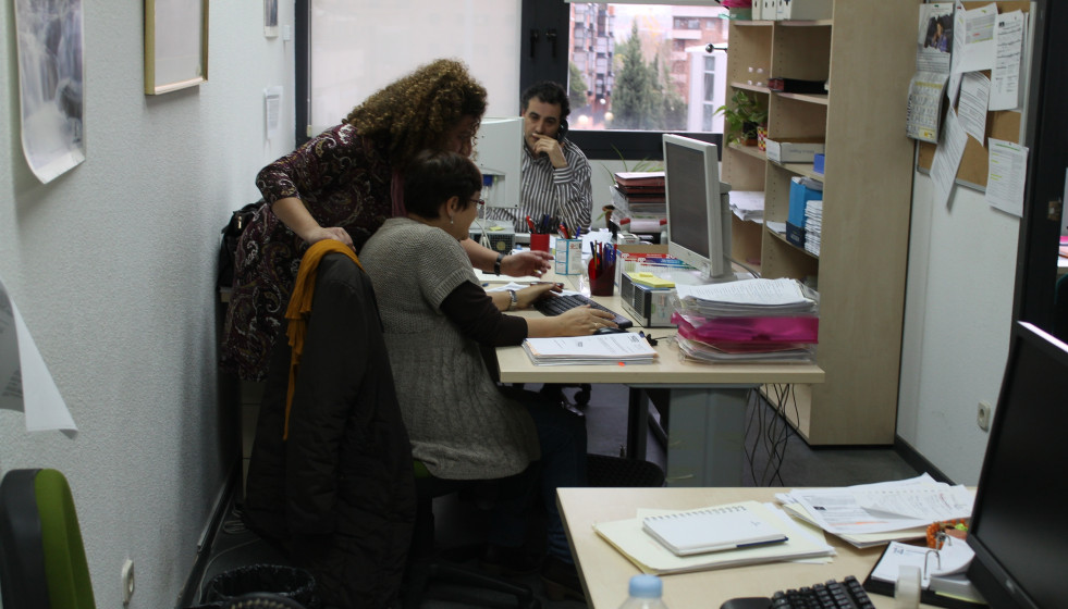 Archivo - Funcionarios trabajando