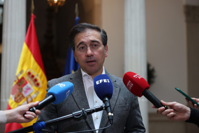 El ministro de Asuntos Exteriores, Unión Europea y Cooperación, José Manuel Albares, ofrece declaraciones a los medios sobre la liberación del activista español de origen palestino Saif Abukeshek, a 10 de mayo de 2026, en Madrid (España).