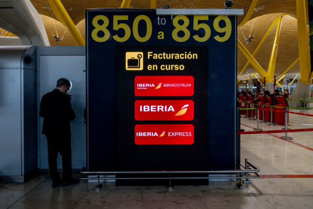 Archivo - Mostradores de facturación de Iberia  a 13 de marzo de 2026, en Madrid (España).