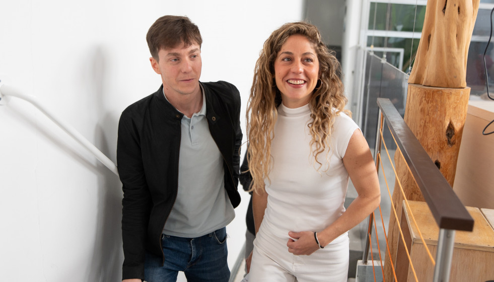 La coordinadora general de Sumar, Lara Hernández, y el concejal de Más Madrid, Eduardo Rubiño, durante una rueda de prensa a 13 de abril de 2026, en Madrid (España).