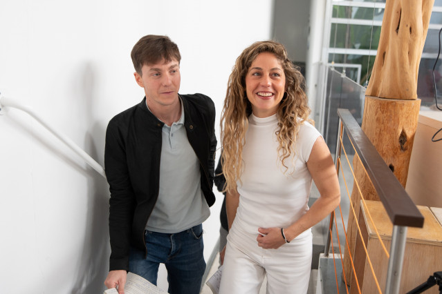 La coordinadora general de Sumar, Lara Hernández, y el concejal de Más Madrid, Eduardo Rubiño, durante una rueda de prensa a 13 de abril de 2026, en Madrid (España).