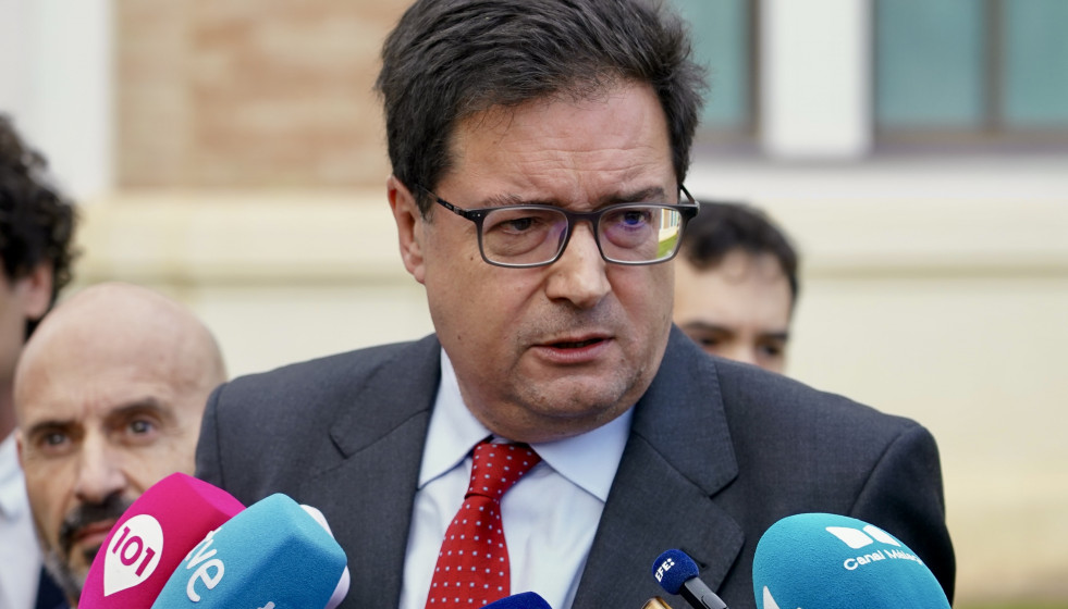 Archivo - El ministro para la Transformación Digital y de la Función Pública, Óscar López atiende a los medios en una imagen de archivo.