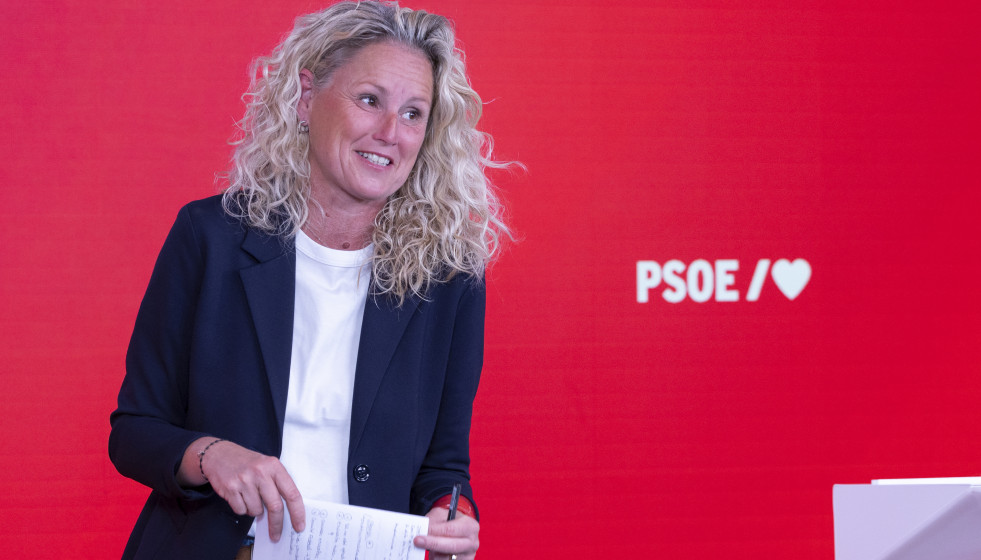 La portavoz del PSOE, Montse Mínguez, en una rueda de prensa en la sede del partido en Ferraz.