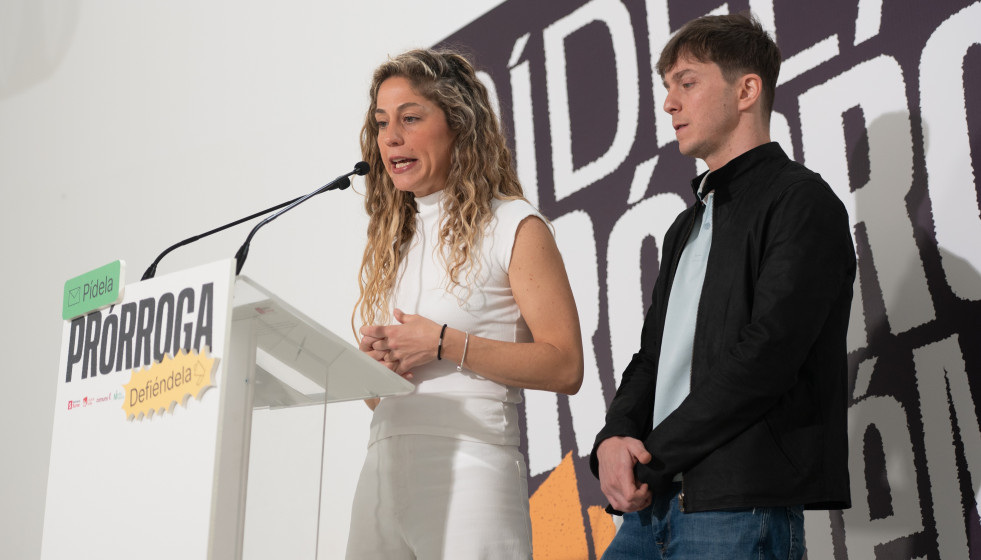 La coordinadora general de Sumar, Lara Hernández, y el concejal de Más Madrid, Eduardo Rubiño, durante una rueda de prensa a 13 de abril de 2026, en Madrid (España).