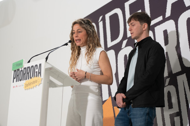 La coordinadora general de Sumar, Lara Hernández, y el concejal de Más Madrid, Eduardo Rubiño, durante una rueda de prensa a 13 de abril de 2026, en Madrid (España).