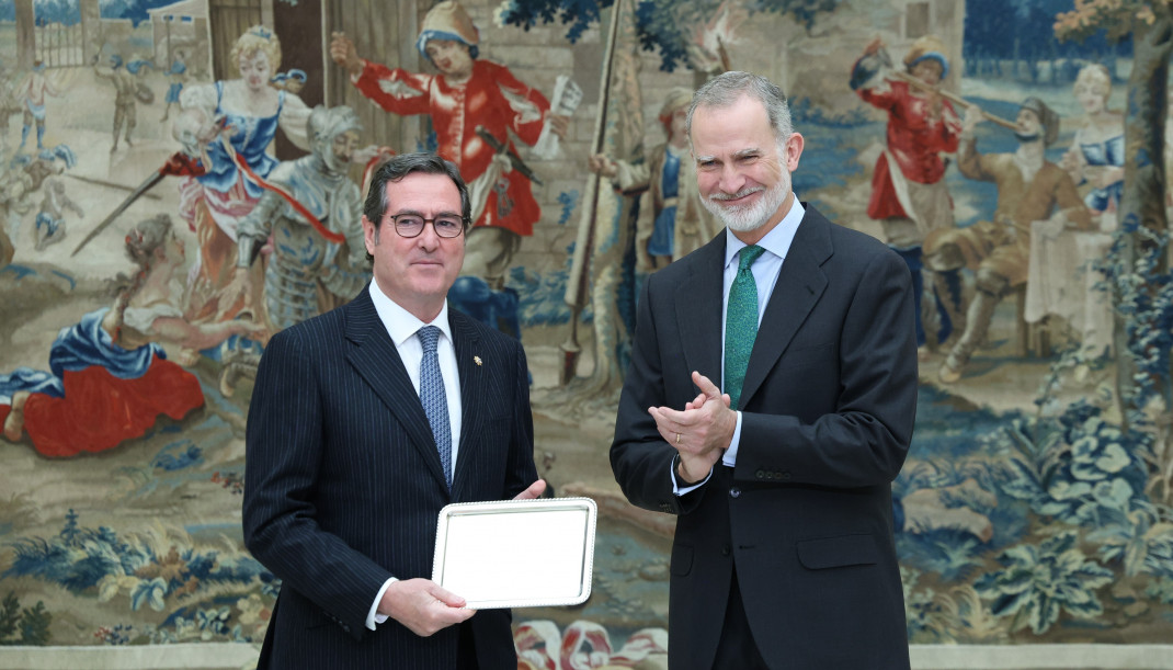El Rey Felipe VI (d) y el presidente de la CEOE, Antonio Garamendi (i), durante la entrega del XXXVI Premio FIES de Periodismo, en el Palacio Real de El Pardo