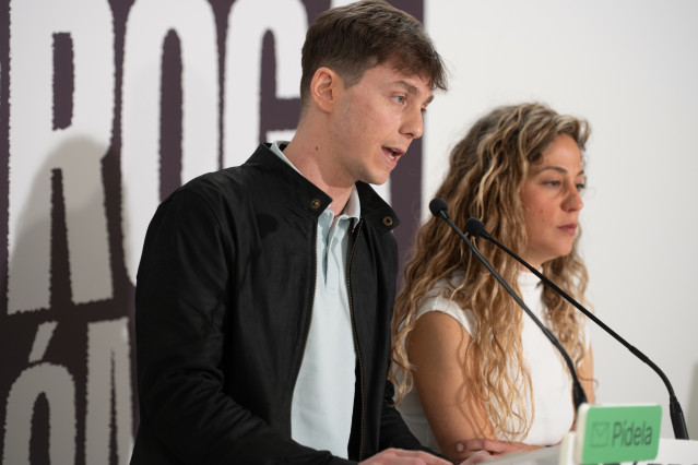 La coordinadora general de Sumar, Lara Hernández, y el concejal de Más Madrid, Eduardo Rubiño, durante una rueda de prensa a 13 de abril de 2026, en Madrid (España)
