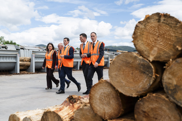El Lehendakari, Imanol Pradales, y la consejera de Alimentación, Desarrollo Rural, Agricultura y Pesca, Amaia Barredo, en la inauguración de la nueva planta Erorki y Lana en Murga.