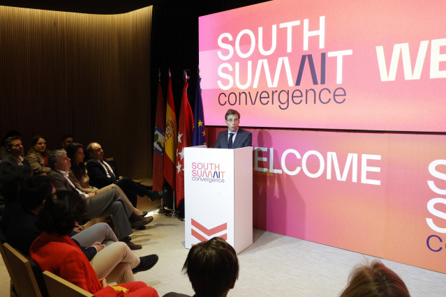 El alcalde de Madrid, José Luis Martínez-Almeida, acompañado de la delegada de Economía, Innovación y Hacienda, Engracia Hidalgo, y el concejal delegado de Innovación y Emprendimiento, Ángel Niño,  en la presentación de South Summit