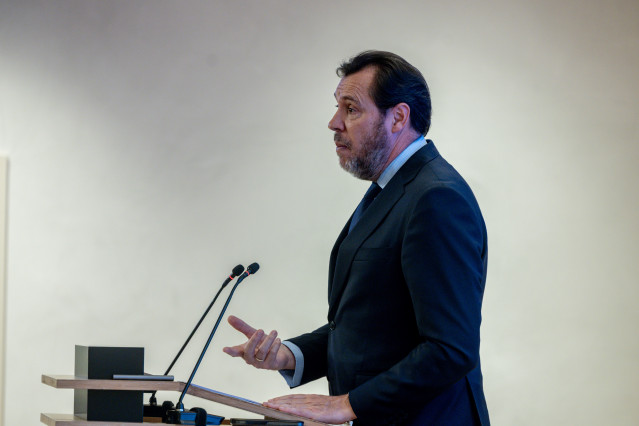 El ministro de Transportes y Movilidad Sostenible, Óscar Puente, analiza la inversión en infraestructuras de transportes, en el Colegio de Ingenieros de Caminos, a 15 de abril de 2026, en Madrid (España). La jornada ha sido organizada por el Colegio de In