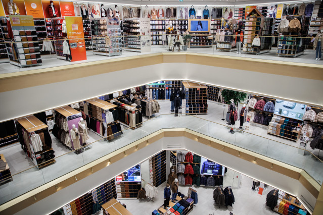 Archivo - Interior de una tienda de moda