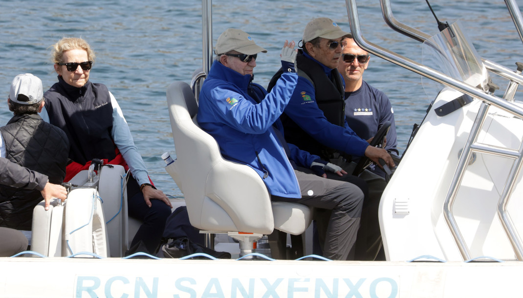 El Rey Juan Carlos y la Infanta Elena zarpan del puerto en la primera jornada de las regatas, a 18 de abril de 2026, en Sanxenxo (Pontevedra, Galicia, España)