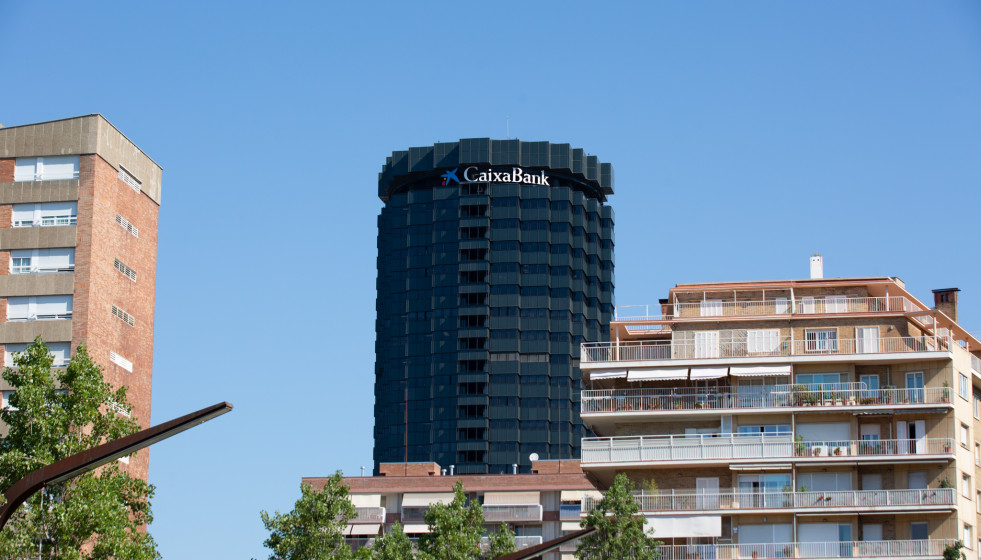 Archivo - Fachada de la sede de CaixaBank en la Avenida Diagonal de Barcelona