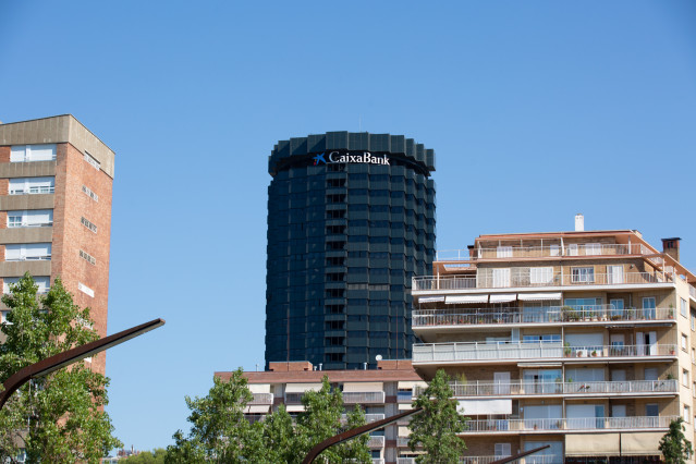 Archivo - Fachada de la sede de CaixaBank en la Avenida Diagonal de Barcelona