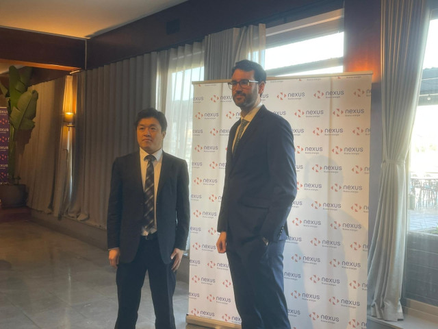 Archivo - El consejero de Nexus Hideki Kuramoto y el director general del grupo, Miguel Fandiño.