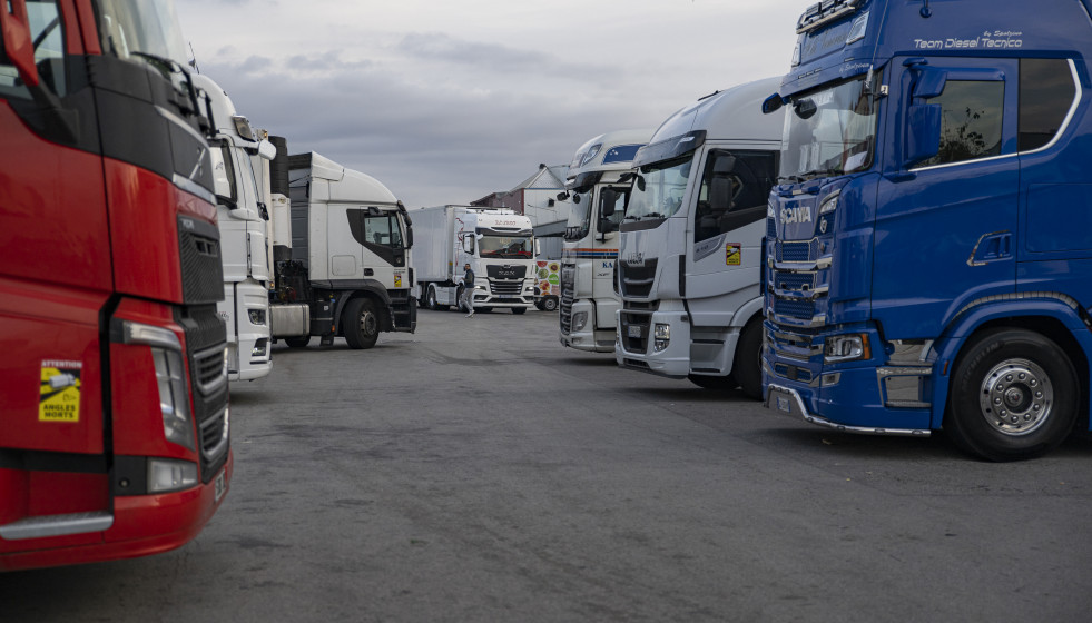 Archivo - Varios camiones estacionados en las inmediaciones de Mercabarna tras una convocatoria de huelga, a 14 de noviembre de 2022, en Barcelona, Catalunya (España).