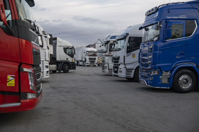 Archivo - Varios camiones estacionados en las inmediaciones de Mercabarna tras una convocatoria de huelga, a 14 de noviembre de 2022, en Barcelona, Catalunya (España).