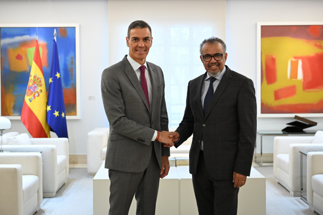 Archivo - El presidente del Gobierno, Pedro Sánchez (i), saluda al director general de la OMS, Tedros Adhanom (d), durante un encuentro, en el Complejo de la Moncloa, a 1 de septiembre de 2025, en Madrid (España).
