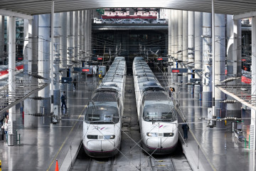 Archivo - Trenes AVE en la estación Madrid-Puerta de Atocha-Almudena Grandes
