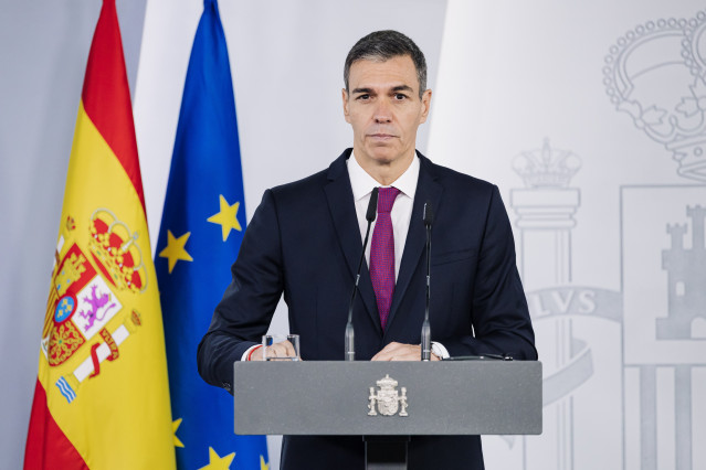 El presidente del Gobierno, Pedro Sánchez durante una rueda de prensa junto al director general de la Organización Mundial de la Salud (OMS), Tedros Adhanom, en el Palacio de la Moncloa, a 12 de mayo