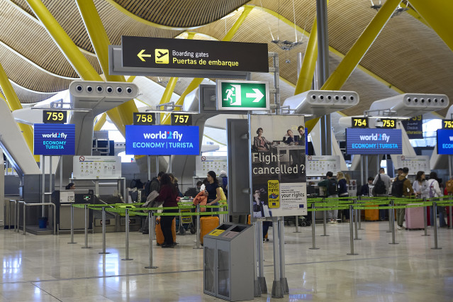 Archivo - Viajeros en la Terminal T4 del Aeropuerto Adolfo Suárez Madrid-Barajas, a 30 de marzo de 2026, en Madrid (España).