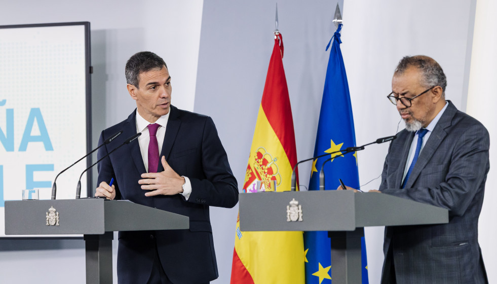 El presidente del Gobierno, Pedro Sánchez (i), recibe al director general de la Organización Mundial de la Salud (OMS), Tedros Adhanom (d), en el Palacio de la Moncloa, a 12 de mayo de 2026