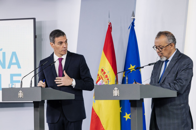 El presidente del Gobierno, Pedro Sánchez (i), recibe al director general de la Organización Mundial de la Salud (OMS), Tedros Adhanom (d), en el Palacio de la Moncloa, a 12 de mayo de 2026