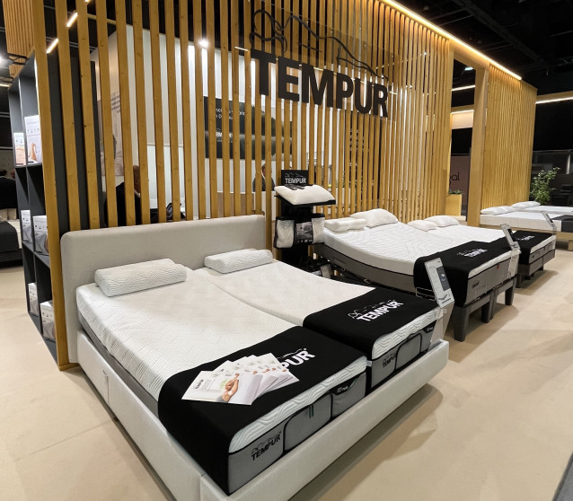 Stand de Tempur Sealy, marcas de Somnigroup.