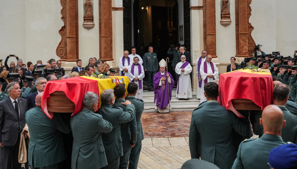 Los féretros de los dos agentes fallecidos en el funeral celebrado en la Parroquia de la Purísima Concepción de la capital onubense el pasado sábado.