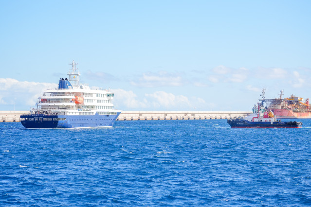 Vista del crucero MV Hondius atracado en el puerto de Granadilla antes de poner rumbo a Países Bajos, a 11 de mayo de 2026, en Granadilla de Abona, Tenerife, Islas Canarias (España).