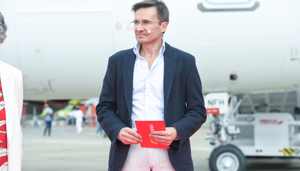 Archivo - En el medio, el presidente de Iberia, Marco Sansavini, durante el acto de bautizo del nuevo avión Airbus A320 de la compañía con el nombre de esta piloto, en las instalaciones de La Muño