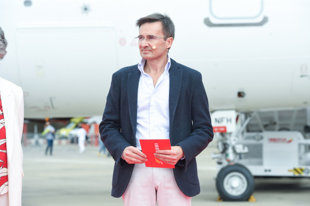 Archivo - En el medio, el presidente de Iberia, Marco Sansavini, durante el acto de bautizo del nuevo avión Airbus A320 de la compañía con el nombre de esta piloto, en las instalaciones de La Muñoza, a 28 de septiembre de 2025, en Madrid (España).