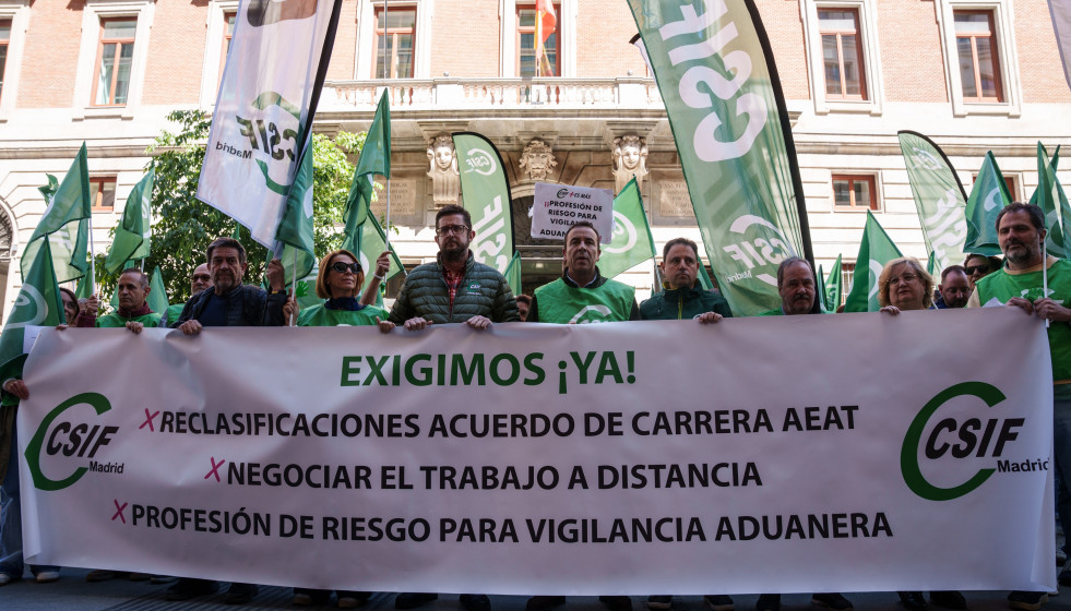 Varias personas durante una concentración de delegados de AEAT por la mejora de sus condiciones laborales