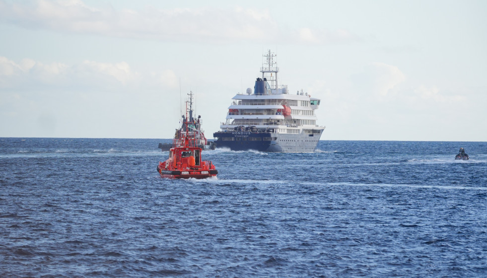 Evacuación en lancha de pasajeros a bordo del crucero MV Hondius fondeado cerca del puerto de Granadilla, a 11 de mayo de 2026, en Granadilla de Abona, Tenerife, Islas Canarias (España).