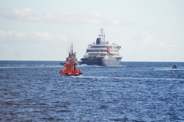 Evacuación en lancha de pasajeros a bordo del crucero MV Hondius fondeado cerca del puerto de Granadilla, a 11 de mayo de 2026, en Granadilla de Abona, Tenerife, Islas Canarias (España).