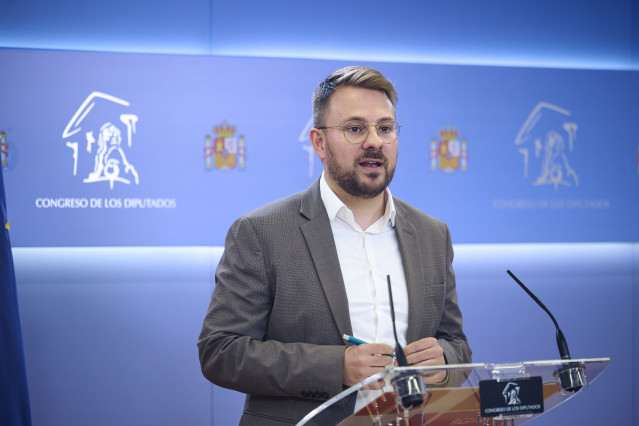 El diputado del Grupo Parlamentario Plurinacional SUMAR, Alberto Ibáñez Mezquita, durante una rueda de prensa, en el Congreso de los Diputados, a 12 de mayo de 2026, en Madrid (España).