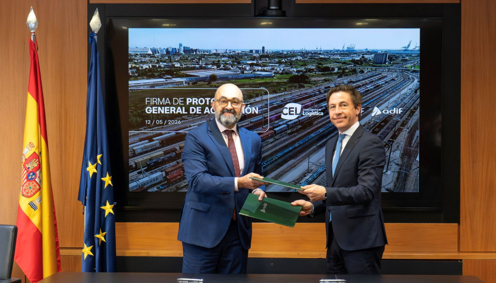 Ramón García, director general del Centro Español de Logística (CEL) junto con Pedro Marco de la Peña, presidente de Adif en la firma del protocolo de colaboración