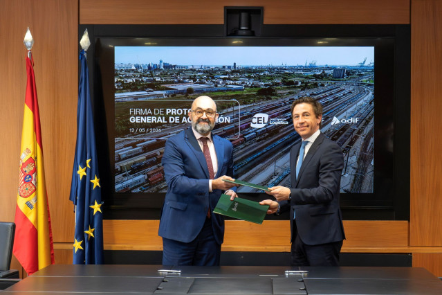 Ramón García, director general del Centro Español de Logística (CEL) junto con Pedro Marco de la Peña, presidente de Adif en la firma del protocolo de colaboración