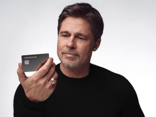 El actor Brad Pitt, junto con una tarjeta de Trade Republic.