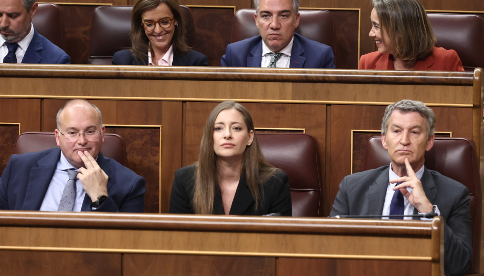 El secretario general del PP, Miguel Tellado, la portavoz del PP en el Congreso, Ester Muñoz y el presidente del PP, Alberto Núñez Feijóo, durante una sesión plenaria en el Congreso, a 29 de abri