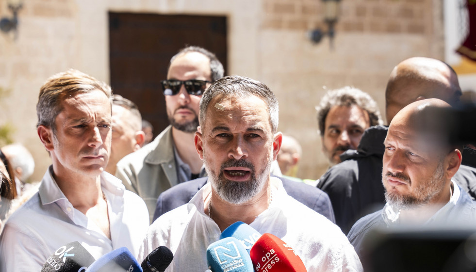El presidente de Vox, Santiago Abascal, en una atención a los medios.